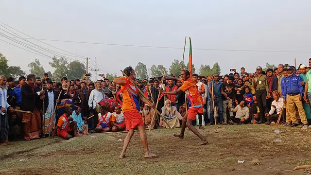 হারিয়ে যাওয়া গ্রামীণ খেলায় অংশ নিয়ে যেন শৈশবে ফিরলেন তাঁরা